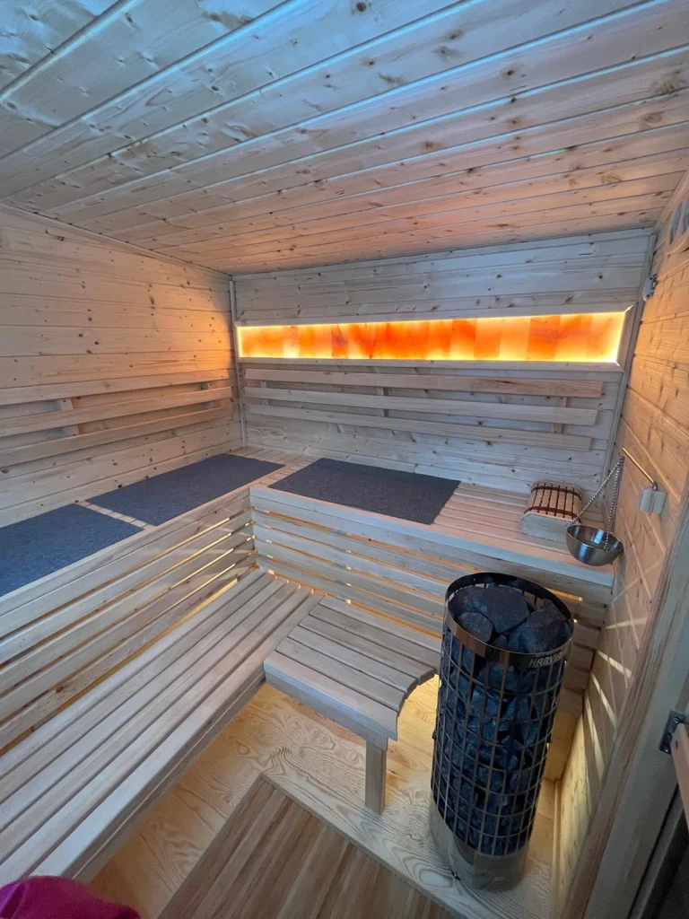 Sauna w domkach całorocznych w Babich Dołach z elementem dekoracyjnym